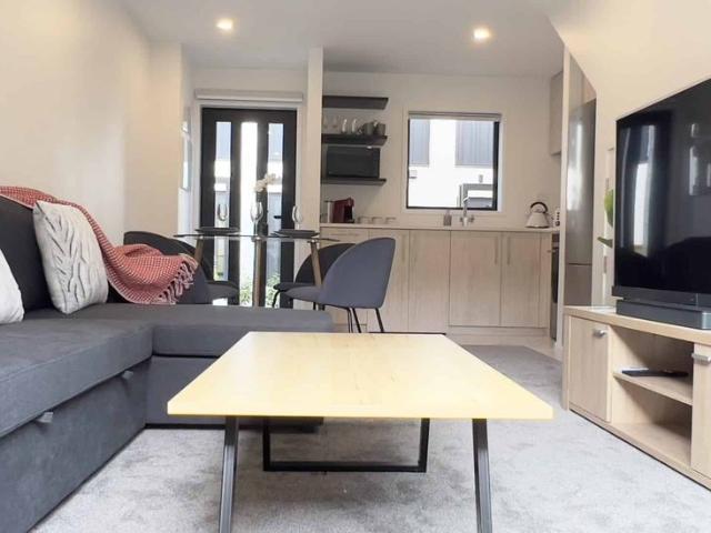 FULLY FURNISHED STYLISHLY PRESENTED INNER CITY TOWNHOUSE!