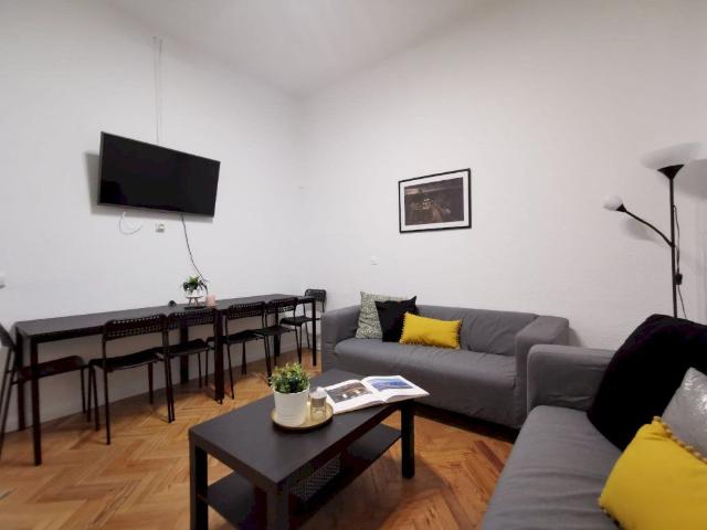 Fully furnished room in Madrid