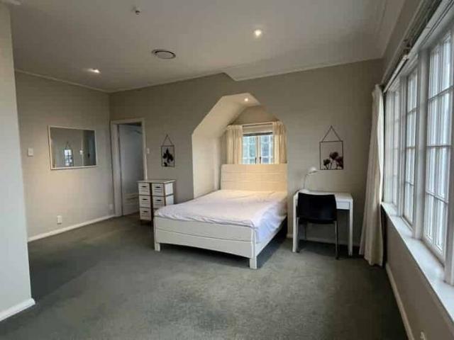 Fully Furnished Warm Ensuite Room
