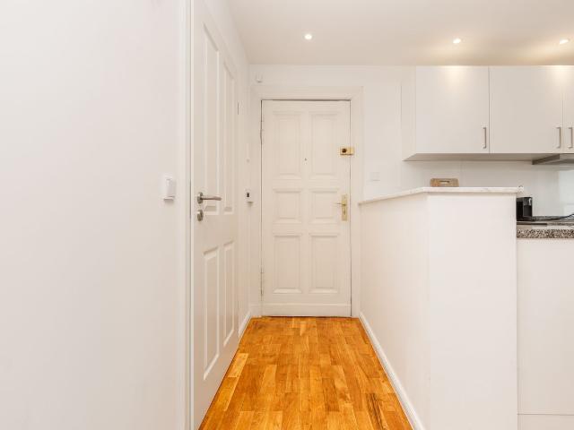 Fully furnitured, refurbished flat, central location 10 min to Hbf Berlin, Berlin Amsterdam Apartments for Rent