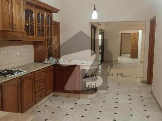 Fully ranvated beautiful House available for rent in F11 6bedroom 7Bathroom F 11