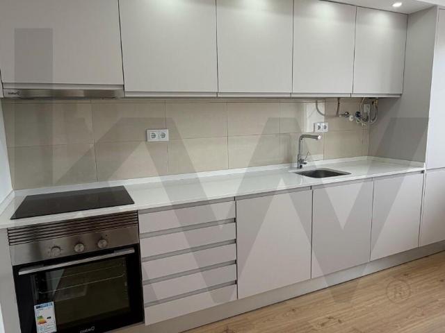Fully Renovated 3 Bedroom Apartment for Rent – \u200b\u200bCaparica