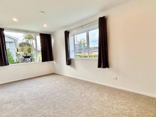 Fully renovated 3 bedrooms + 2 bathrooms & office space