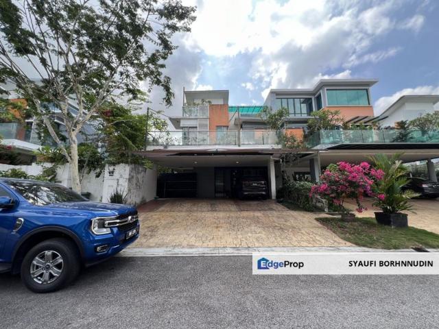 FULLY RENOVATED 2.5 Storey Semi D Lakehills Villa