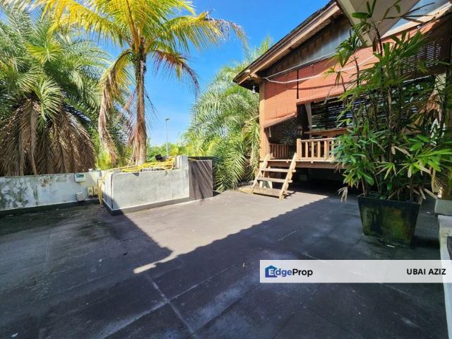 FULLY RENOVATED & CORNER LOT! Superlink Bukit Jelutong with Private Pool