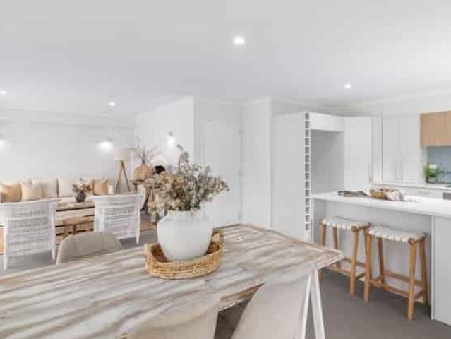 FULLY RENOVATED EXECUTIVE BEACH APARTMENT