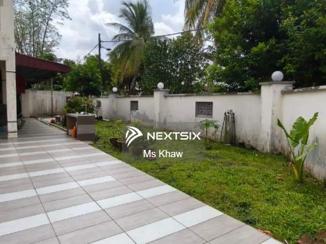 Fully renovated freehold single storey terrace with 3 bedrooms and 2 bathrooms. Spacious 22x70 international lot in Johor Jaya’s Teratai area. Just repaint and move in!