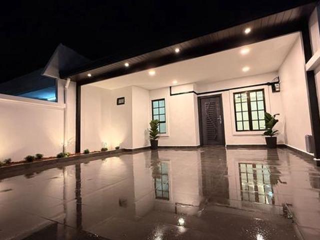 Fully renovated Hot Area 1st storey Taman Universiti