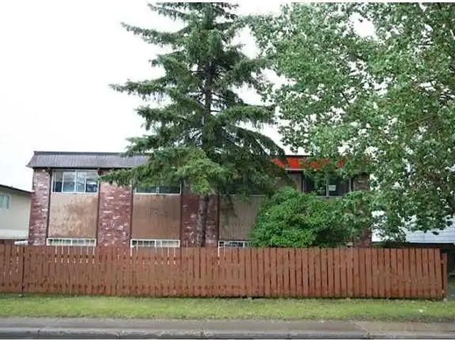 Fully Renovated Inner City 4plex backing onto the Park! Pet Friendly