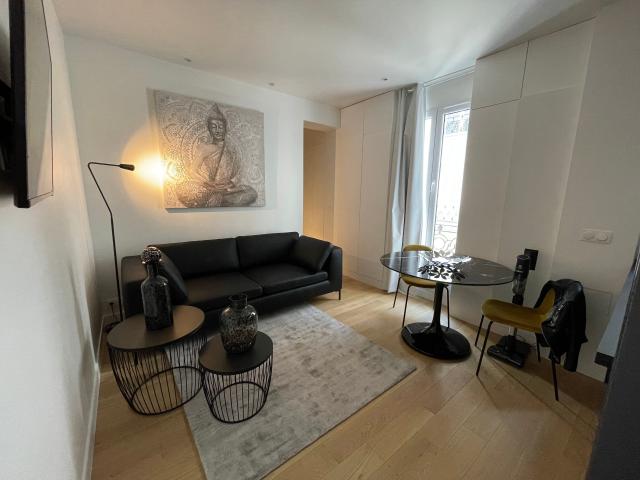 Fully renovated modern apartment in an exceptional location in Paris