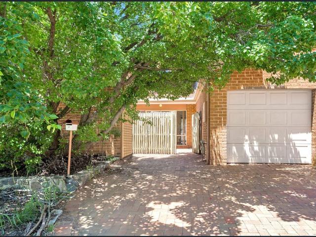FULLY RENOVATED, WALK TO WODEN OR THE CANBERRA HOSPITAL