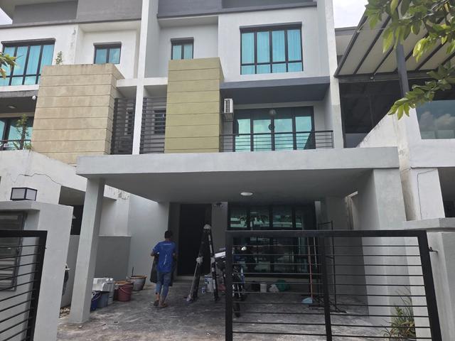 FULLY REPAINT FURNISH Unit Triple Storey Zircona Alam Impian
