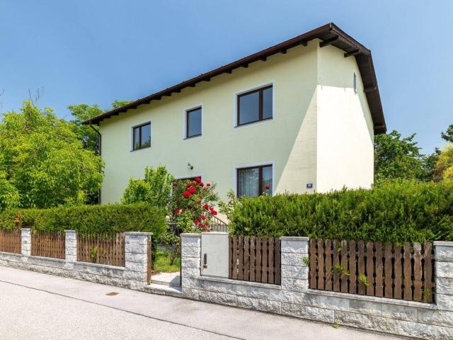 Viel Raum für Familie, Generationen oder Beruf – Haus mit 2 Wohneinheiten & Garten in Wiener Neudorf