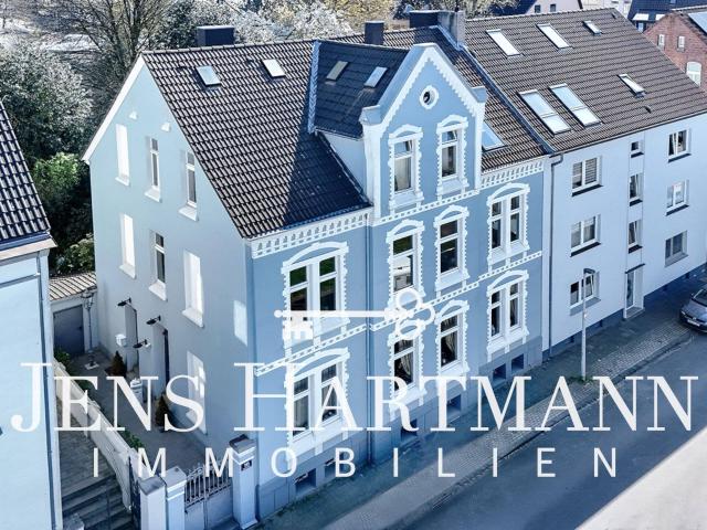 Für Liebhaber feiner Architektur Altbauwohnung mit Balkon zum Wohlfühlen