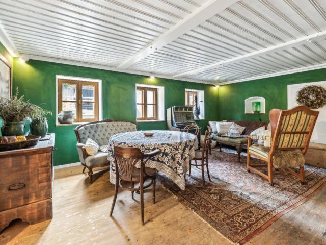 FÜR PFERDE LIEBHABER! Traditioneller Vierkanthof mit 6 Boxen