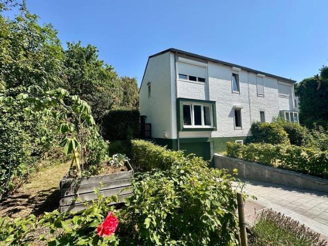 Furnished 3 fronted house with garden