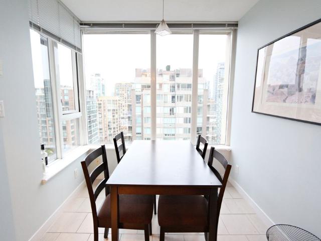 FURNISHED 2 BED 2 BATH + DEN WITH CITY VIEWS IN YALETOWN!