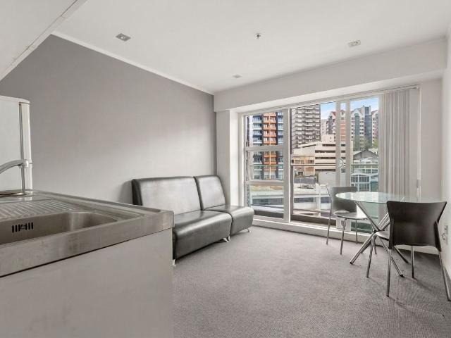 Furnished 2 Bedroom CBD Apartment Convenient City Living on Queen Street