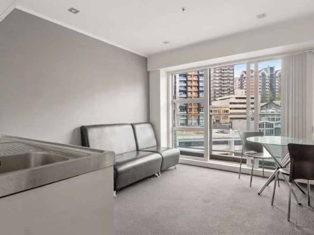 Furnished 2 Bedroom CBD Apartment Convenient City Living on Queen Street