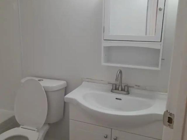 Furnished Cozy 3B/1.5B Main Floor Unit Close to U of A