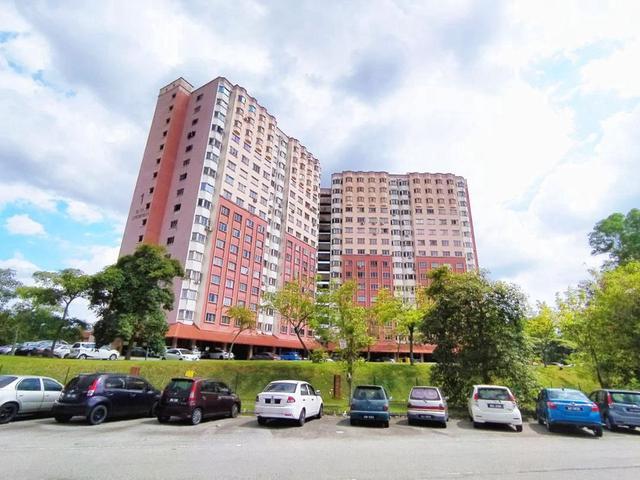 FURNISHED CORNER UNITApartment Desaminium Flora Seri Kembangan