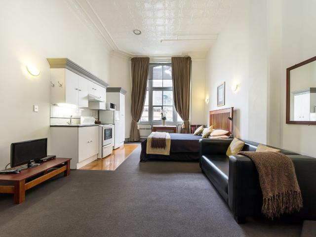 FURNISHED CHARACTER STUDIO IN THE HEART OF AUCKLAND CBD WATER & WIFI INCLUDED