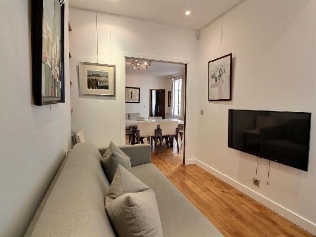 Furnished flat 3 rooms 75m² Champs Elysées, Paris Amsterdam Apartments for Rent