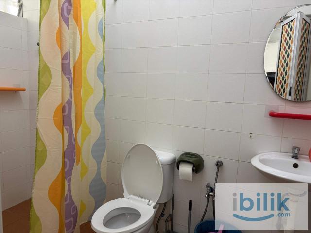 Furnished single room with A/C in Sec 17, PJ. Ladies only house