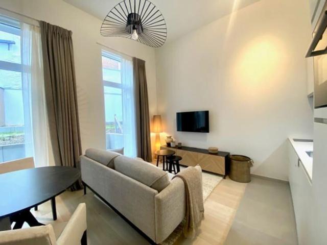 FURNISHED STUDIO: Ground floor with terrace
