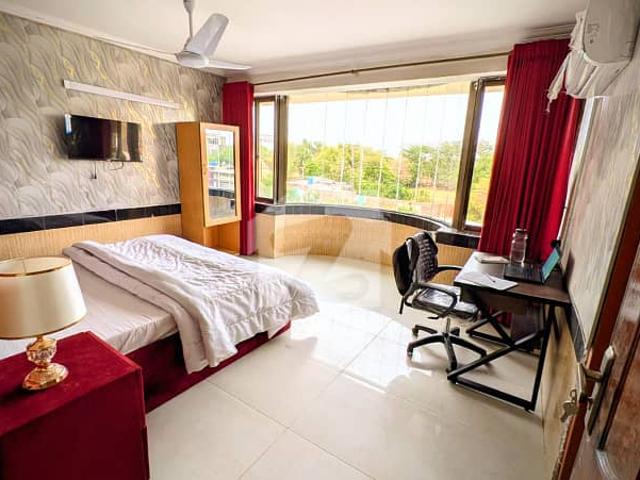 Furnished Studio Room with Parking