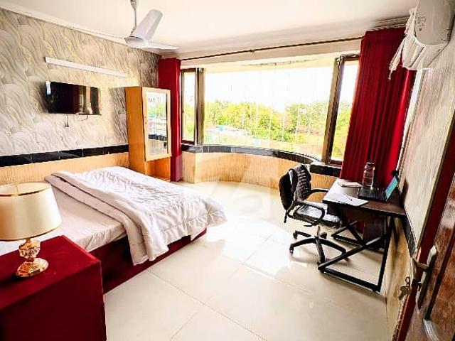 Furnished Studio Rooms With Parking For Rent