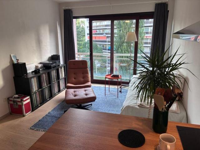 Furnished studio with private washing machine – Schaerbee.