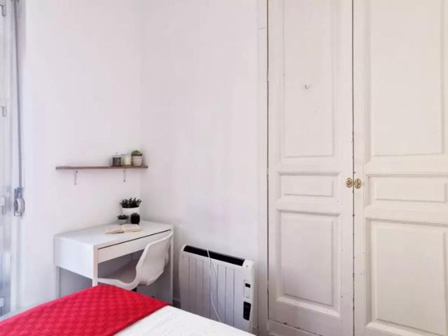 Furnished room with balcony in 4 bedroom apartment, Latina