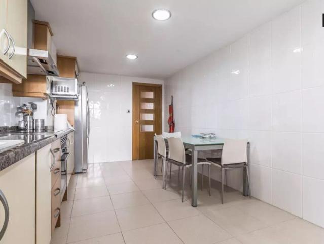 Furnished room with desk in 4 bedroom apartment, Benimaclet