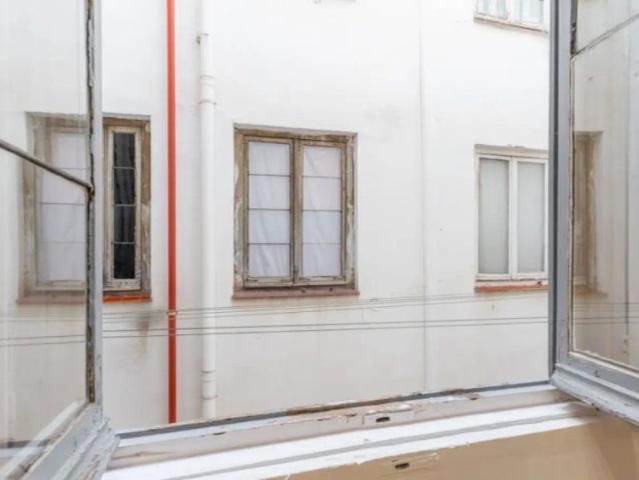 Furnished room with desk in 8 bedroom apartment, La Latina