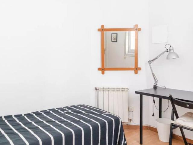 Furnished room with heating in 12 bedroom apartment, Sol