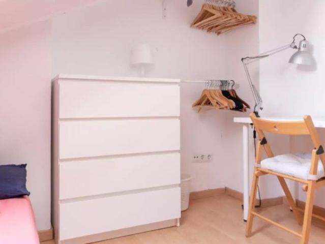 Furnished room with independent key in 4 bedroom apartment, Sol