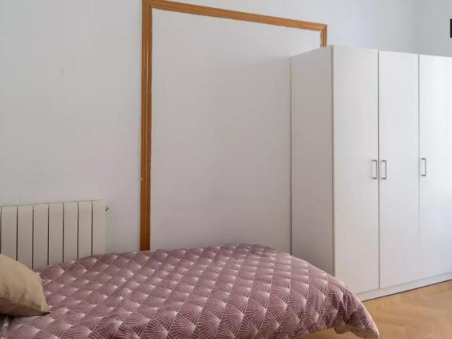 Furnished room with standalone wardrobe in 7 bedroom apartment, Lavapiés