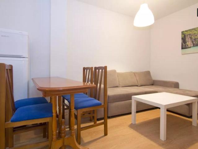 Furnished room with window view interior patio in shared apartment, Alcalá de Henares