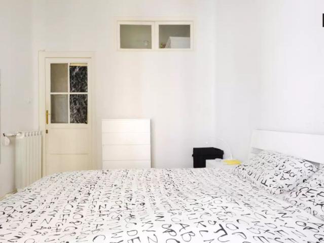 Furnished room with window with street view in shared apartment, Puerta del Sol