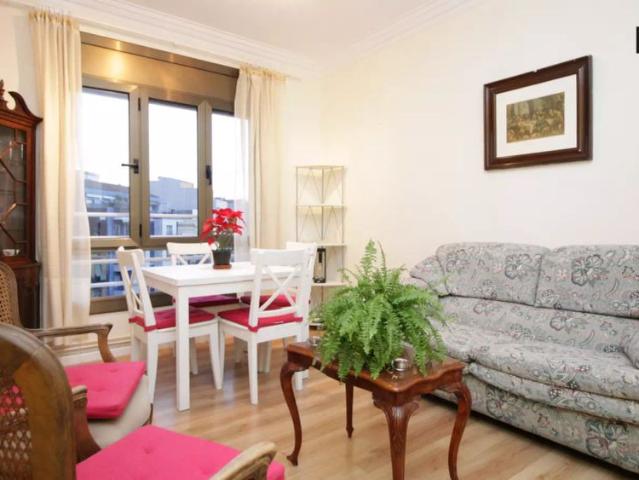 Furnished room for rent in 3 bedroom apartment in Poblenou