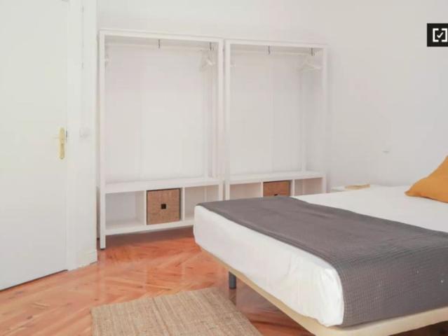 Furnished room in 7 bedroom apartment in Centro, Madrid
