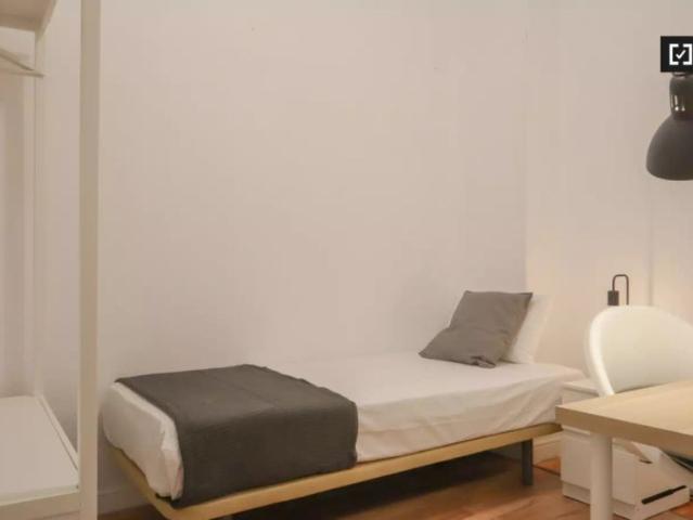 Furnished room in 7 bedroom apartment in Centro, Madrid