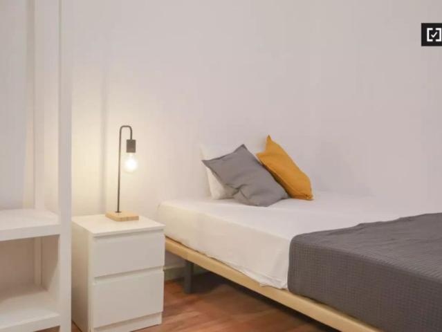 Furnished room in 7 bedroom apartment in Centro, Madrid