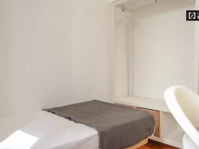 Furnished room in 7 bedroom apartment in Centro, Madrid