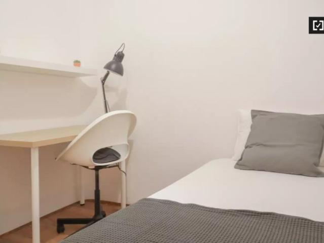 Furnished room in 7 bedroom apartment in Centro, Madrid