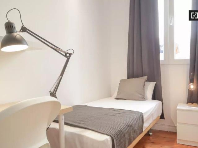 Furnished room in 7 bedroom apartment in Centro, Madrid