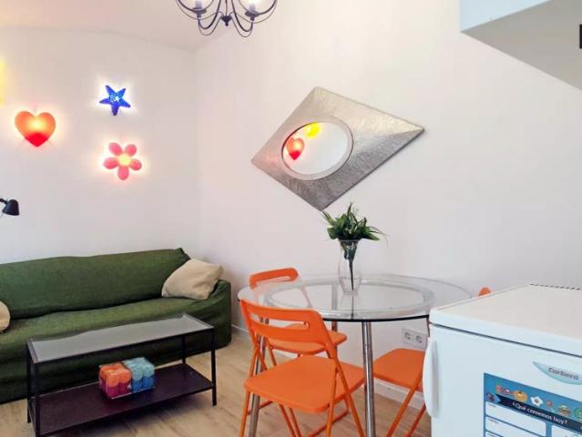 Furnished room in 7 bedroom apartment in Puerta del Ángel