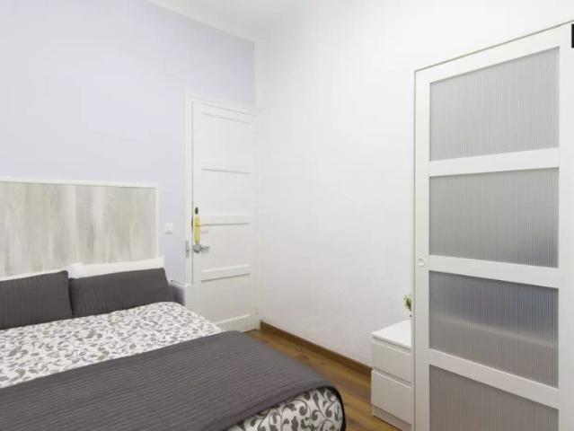 Furnished room in 3 bedroom apartment in Atocha