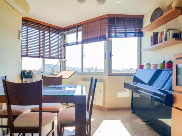 Furnished room in 3 bedroom apartment in Poblenou